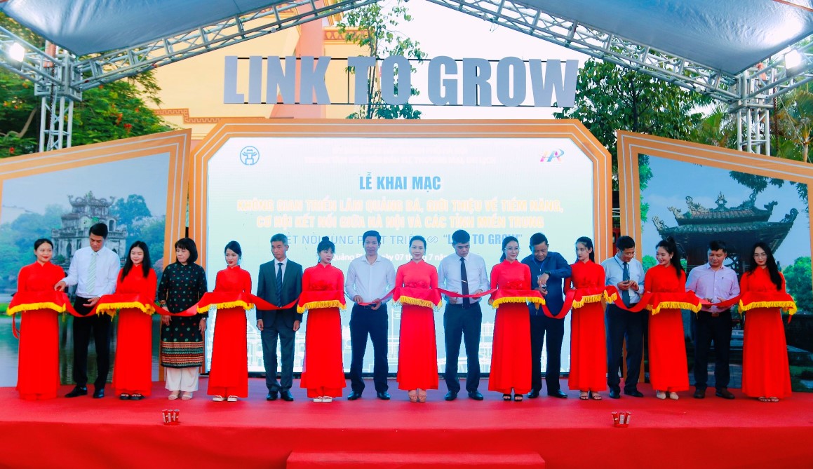 Khai mạc Không gian triển lãm quảng bá, giới thiệu về tiềm năng, cơ hội kết nối giữa Hà Nội và các tỉnh miền Trung